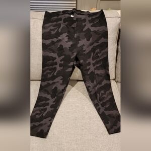 Old Navy Black & Grey Camo Cotton Crop Leggings. Never worn.